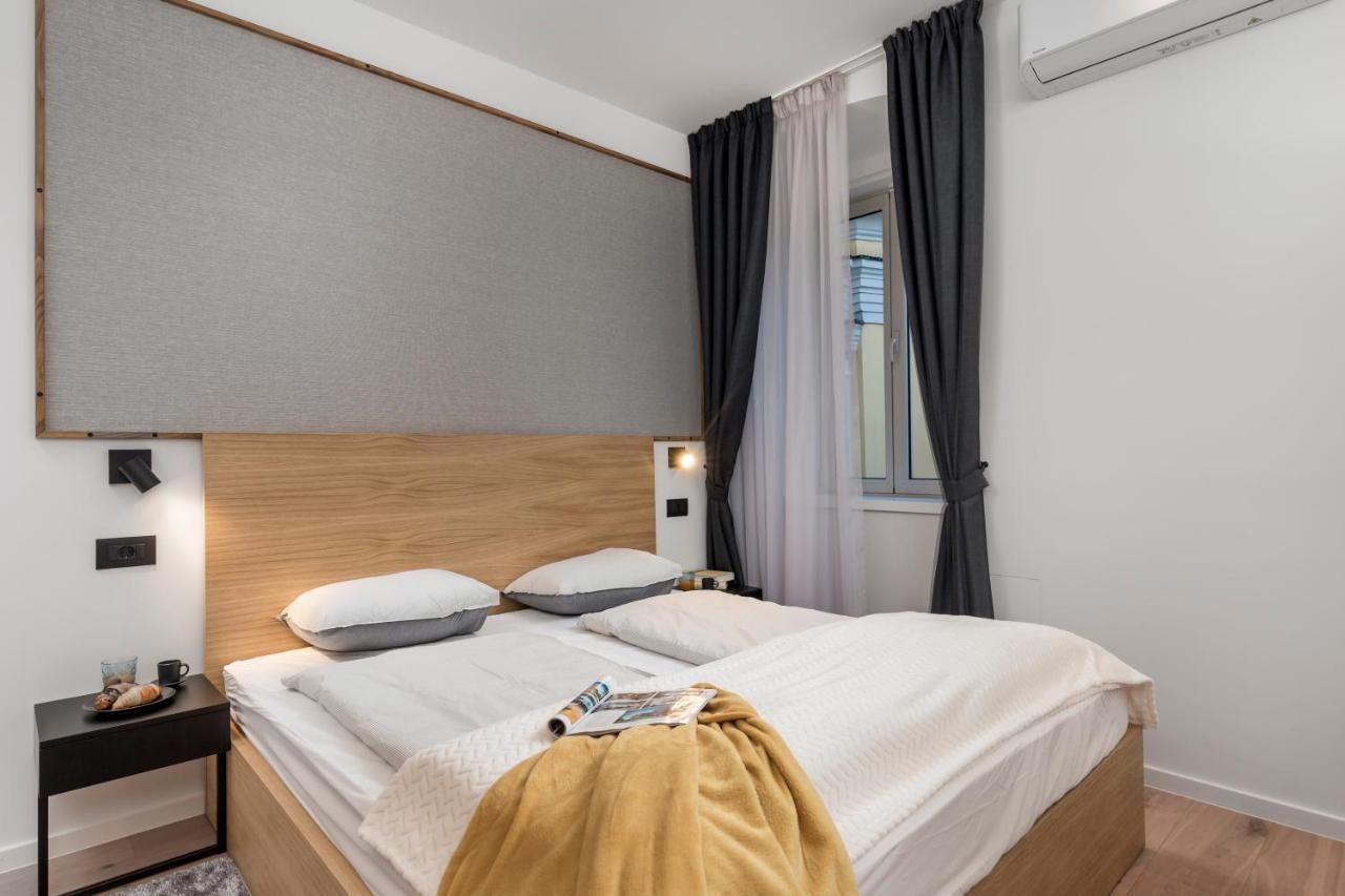 Deluxe Apartments & Rooms "In The Center" Rijeka Bagian luar foto