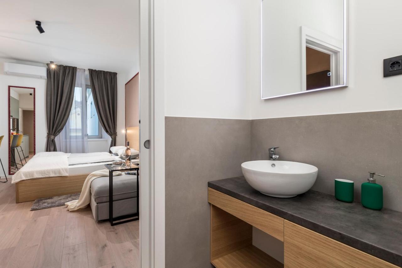 Deluxe Apartments & Rooms "In The Center" Rijeka Bagian luar foto