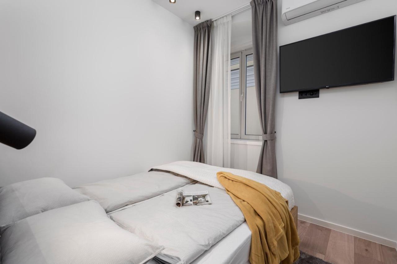 Deluxe Apartments & Rooms "In The Center" Rijeka Bagian luar foto