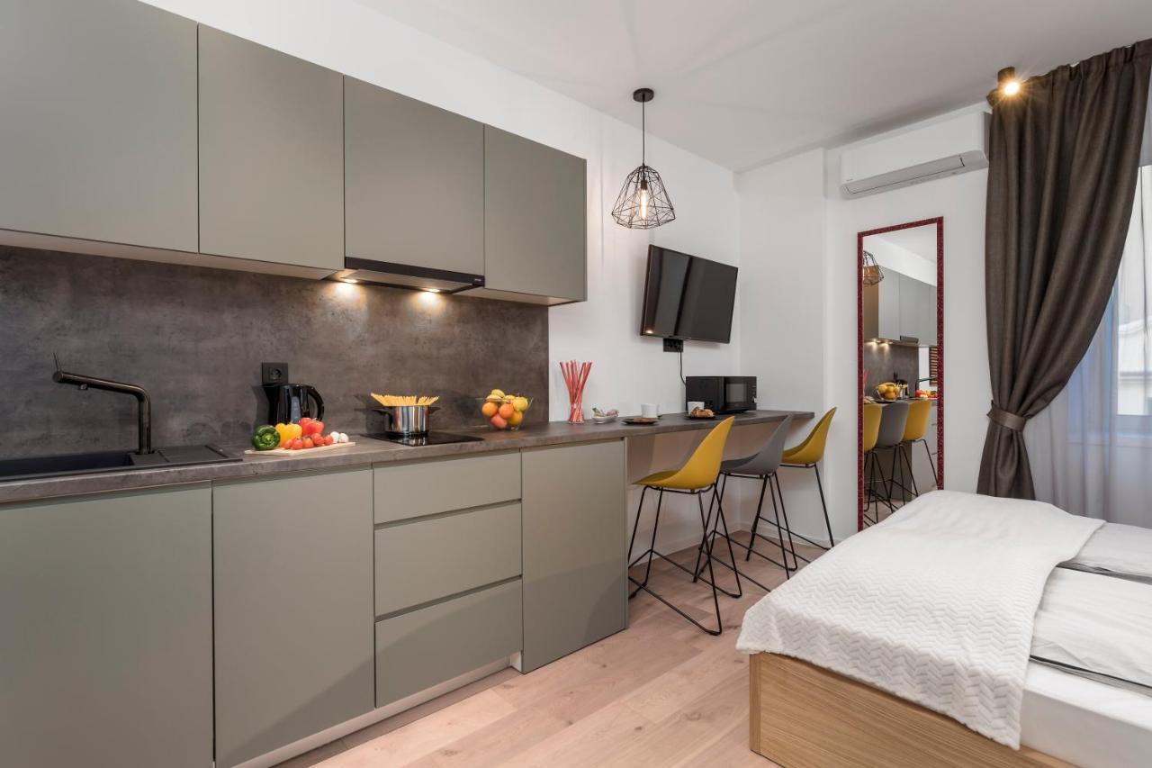 Deluxe Apartments & Rooms "In The Center" Rijeka Bagian luar foto