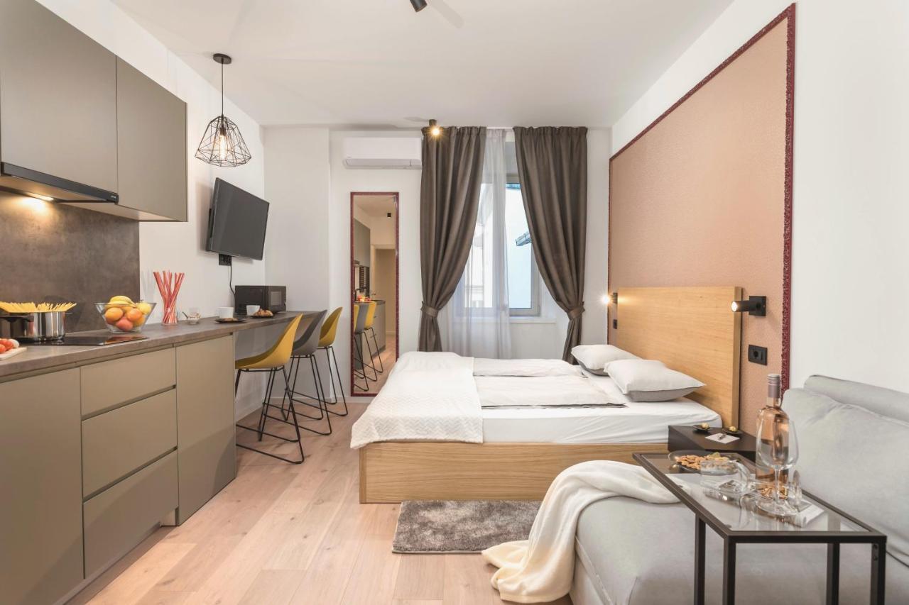 Deluxe Apartments & Rooms "In The Center" Rijeka Bagian luar foto